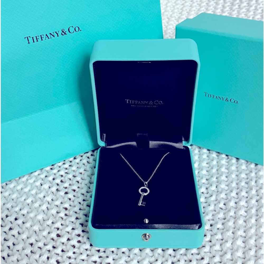 Tiffany & Co Modern Open Round Key Pendant white gold + 16”Sterling Silver Chain